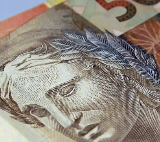 Brasileiros retiram R$ 10,5 bilhões da poupança em agosto