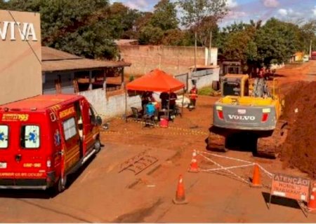 Oper&aacute;rio deixa estrutura de prote&ccedil;&atilde;o e morre soterrado em obra de esgoto