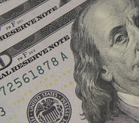 Dólar sobe a R$ 5,06, e bolsa cai com tensão global e ruído político