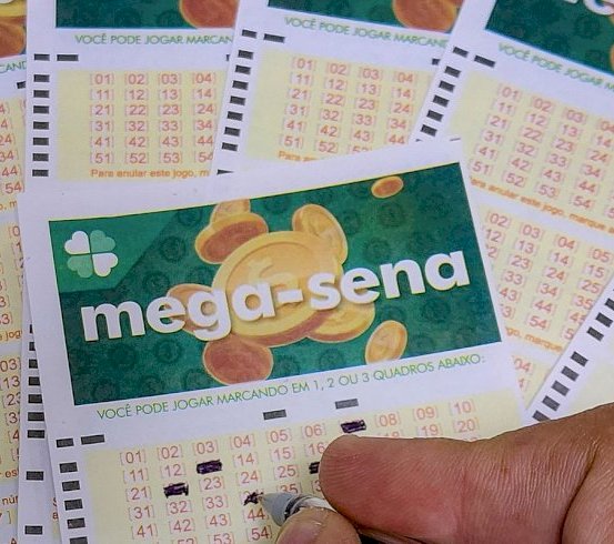 Mega-Sena acumula e prêmio principal vai para R$ 16 milhões