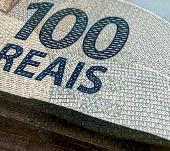 Dólar cai para R$ 5,07, menor nível em um mês; bolsa fica estável