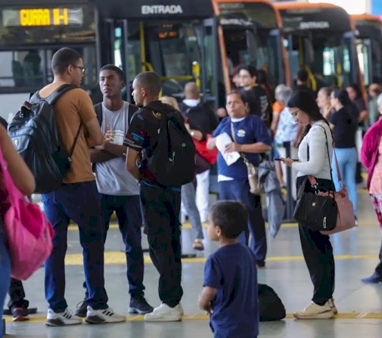 Setor de serviços fica estável em julho e sobe 2,4% em 12 meses