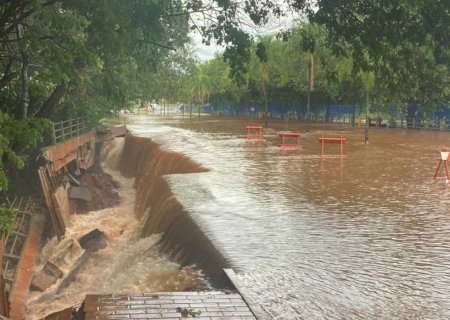 Forte chuva transborda Lago do Amor e desmorona ciclovia em Campo Grande