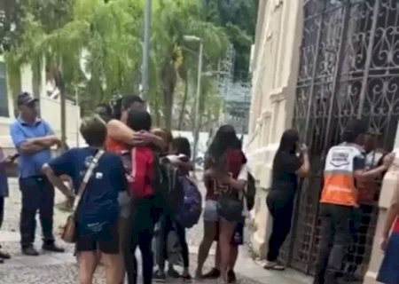 Aluno é contido ao tentar agredir a facadas colegas em escola no Rio
