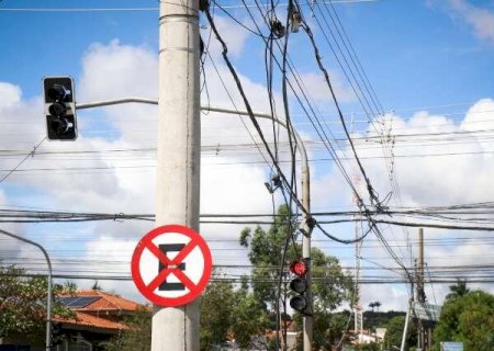 Fios de telefonia s&atilde;o constantemente derrubados por caminh&otilde;es, dizem moradores
