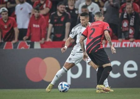 Em jogo tenso, Athletico vence Atl&eacute;tico-MG por 2 a 1 na Arena da Baixada
