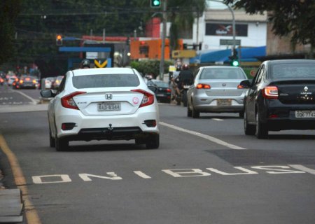 Após 3 meses, motoristas ainda usam corredores de ônibus