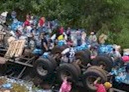 Caminh&atilde;o de cerveja capota, carga fica &agrave;s margens da pista e acaba saqueada