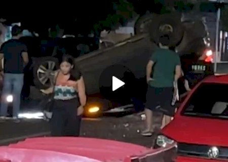 Carro fica capotado ap&oacute;s acidente na Rua Ant&ocirc;nio Maria Coelho