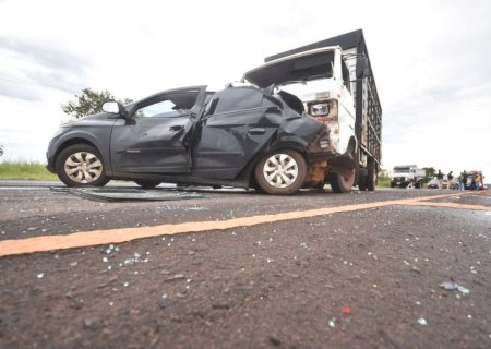 Morre idosa vítima de acidente por aquaplanagem entre carro e caminhão