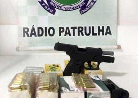 Atirador &eacute; preso com pistola e muni&ccedil;&otilde;es ap&oacute;s amea&ccedil;ar prima e agredir a m&atilde;e
