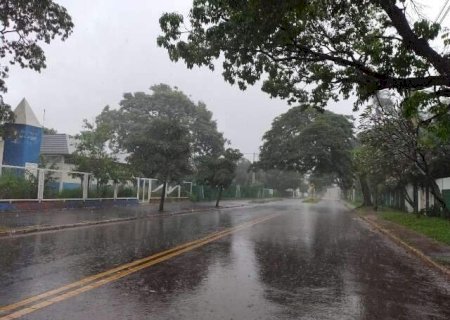Chuva atinge Capital no in&iacute;cio da tarde de s&aacute;bado