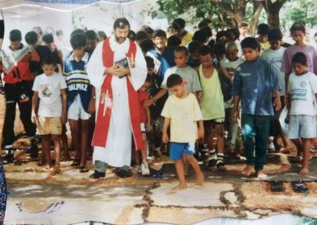 Abandonado aos 11 anos, menino &oacute;rf&atilde;o de pais adotivos virou professor e vereador
