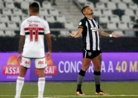 Botafogo vence S&atilde;o Paulo na estreia do Brasileir&atilde;o em jogo truncado
