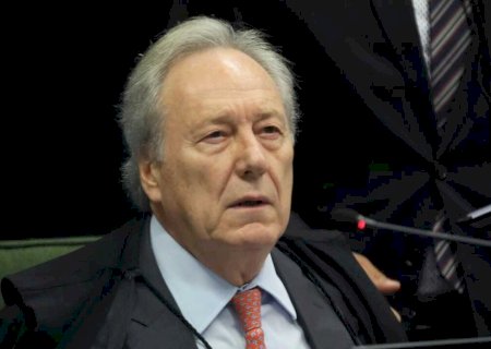 Lula formaliza, em decreto, aposentadoria de Lewandowski