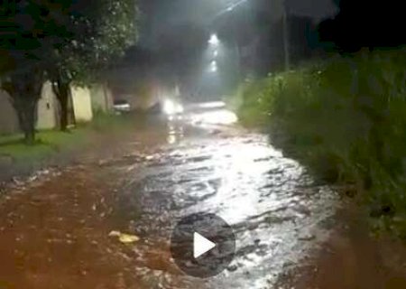 Problema em dias de chuva, moradores da Capital reclamam de falta de asfalto