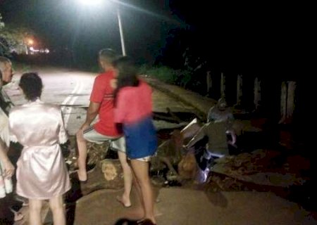 Homem cai em buraco formado no asfalto de ponte no Jardim Moren&atilde;o