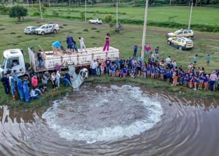 Dourados despeja três toneladas de peixe em lago para 'Pesque e Leve' durante Semana Santa