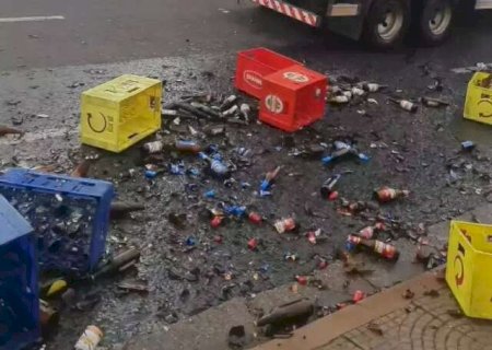 Motorista de distribuidora derruba engradados e "lava" rua do Centro com cerveja