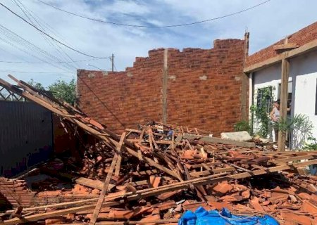 Temporal em Bataguassu destruiu casas e abriu buraco em rodovia