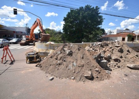 Adiada por duas vezes, obras da Fernando Corrêa tem início e gera mais desvios na região