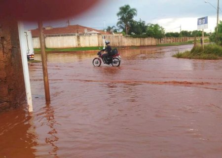 Falta de drenagem causa lamaçal e alagamentos no bairro Parati, na Capital