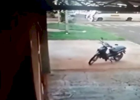 VÍDEO: Ônibus fura preferencial e mulher que estava na garupa de motocicleta da filha morre atropelada