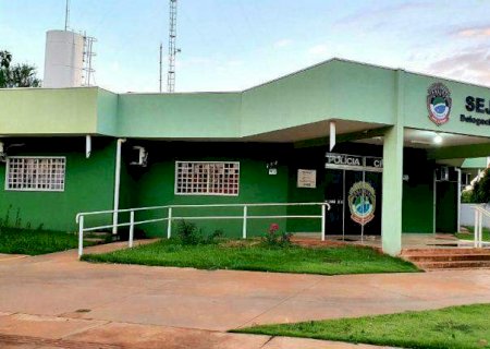 Homem é encontrado morto a golpes de arma branca no quarto de casa em Chapadão do Sul