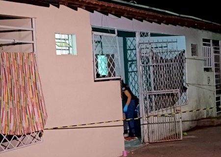Jovem é morto a tiros e facadas durante luta dentro quitinete na Vila Jacy