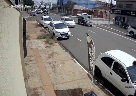 VÍDEO: Uno tenta fazer conversão e é atingido por caminhonete em corredor de ônibus