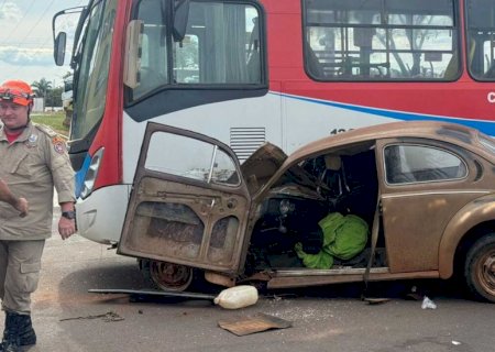 VÍDEO: Fusca ‘passa direto’ na Guaicurus e fica destruído ao atingir ônibus em cruzamento