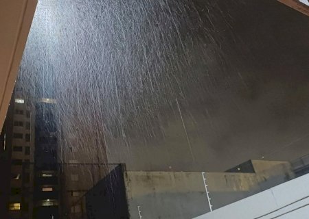 Chove em Campo Grande depois de calorão nesta sexta-feira