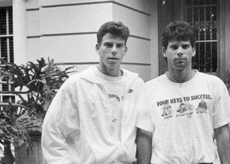 Decisão sobre liberdade dos irmãos Menendez é adiada