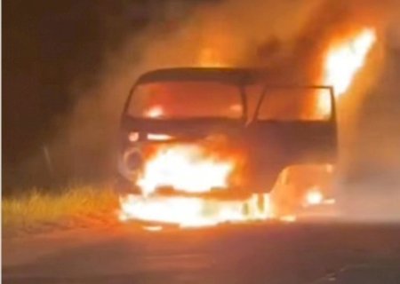 VíDEO: incêndio destrói Kombi na Avenida Tamandaré