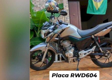 Dupla de ladrões leva 50 segundos para furtar moto estacionada no centro da Capital