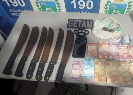 Homem é preso após ser flagrado fazendo malabarismo com facões em Aquidauana