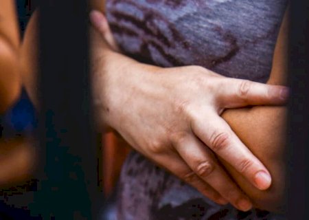 Mulher é encontrada seminua na rua após ser espancada por marido que é preso pela PM