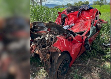 Carro sai da pista, bate em árvore e um morre em acidente na BR-262 em Aquidauana 