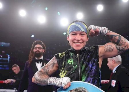 Bia Ferreira bate francesa e mantém cinturão de campeã mundial de boxe