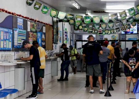 Em Campo Grande, moradores aproveitam últimas horas de 2024 para compras e apostas: ‘tentar a sorte’