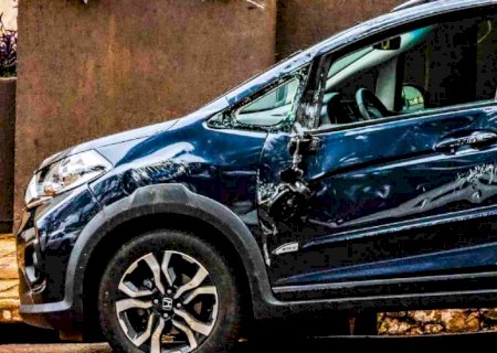 Carro é atingido por picape e tomba na frente de hospital no centro de Campo Grande