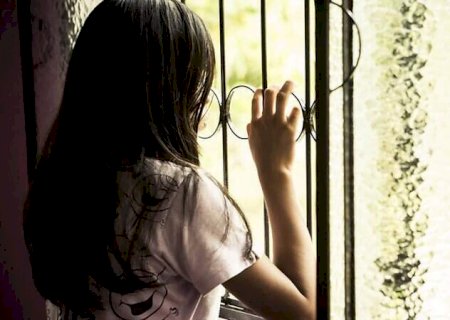 Mulher acorda e flagra marido estuprando filha de 10 anos em colchão em MS