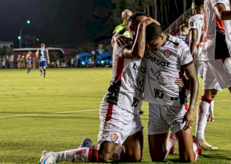 Alerrandro faz dois, Vitória supera o Fortaleza e garante permanência no Brasileirão