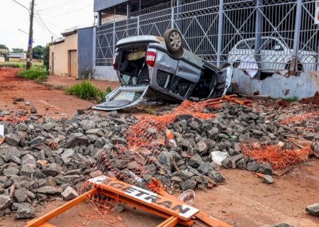 Motorista perde controle em curva e bate em muro de garagem de carros em Campo Grande