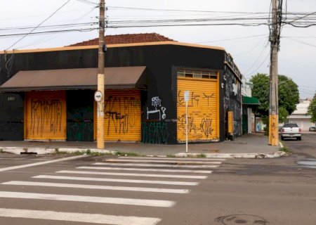 Adolescente viajou para a Europa após envolvimento em tentativa de assassinato contra cantor na saída de bar