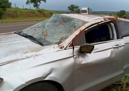 Carro sai da pista e capota com delegado da PF e família em Santa Rita do Pardo