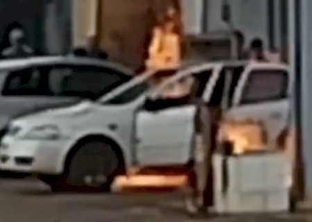 VÍDEO: Carro com 5 pessoas pega fogo em posto de combustível de Iguatemi