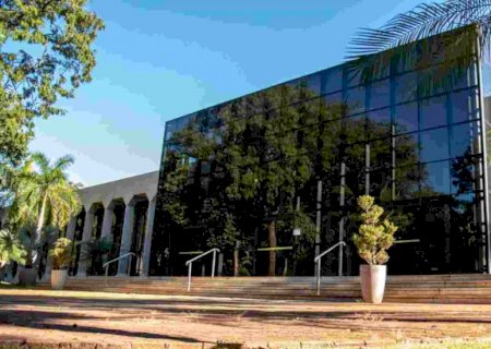 TCE-MS pede suspensão de licitação milionária para compra de uniformes escolares de Itaquiraí