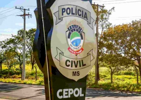 Homem é flagrado andando em zigue-zague e com crianças para fora da janela de carro na Duque da Caxias