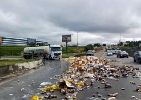 Caminhão carregado de cerveja derruba carga; população tenta saquear as bebidas